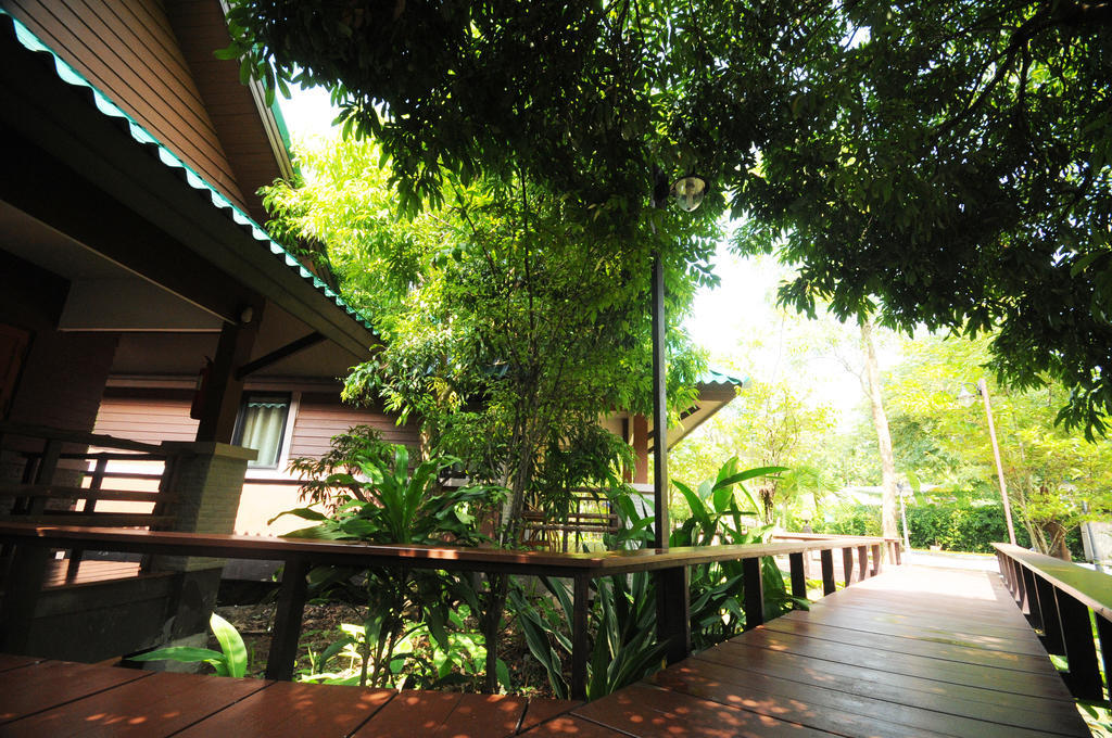 Baantip Suantong Hotel Amphawa Exterior photo